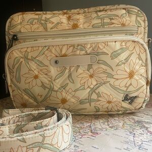 Lug Carousel XL 2 NWOT Sage Daisy 🌼